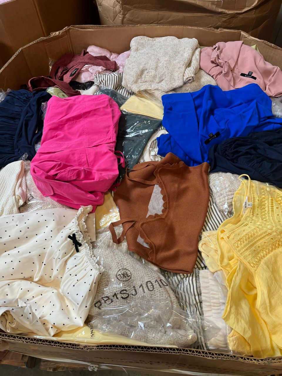 Buckle Clothing Wholesale Liquidation Pallet – 500 Pieces – New With Tags at €0.75 Per Piece